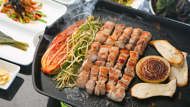 厚切りの豚の三枚肉「サムギョプサル」