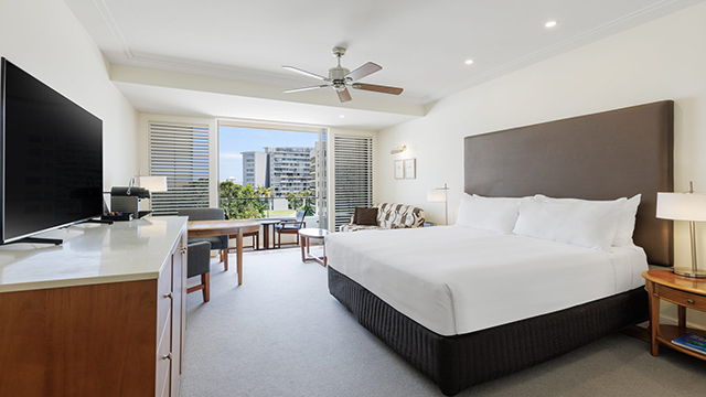 デラックスキングルーム(プールビュー)