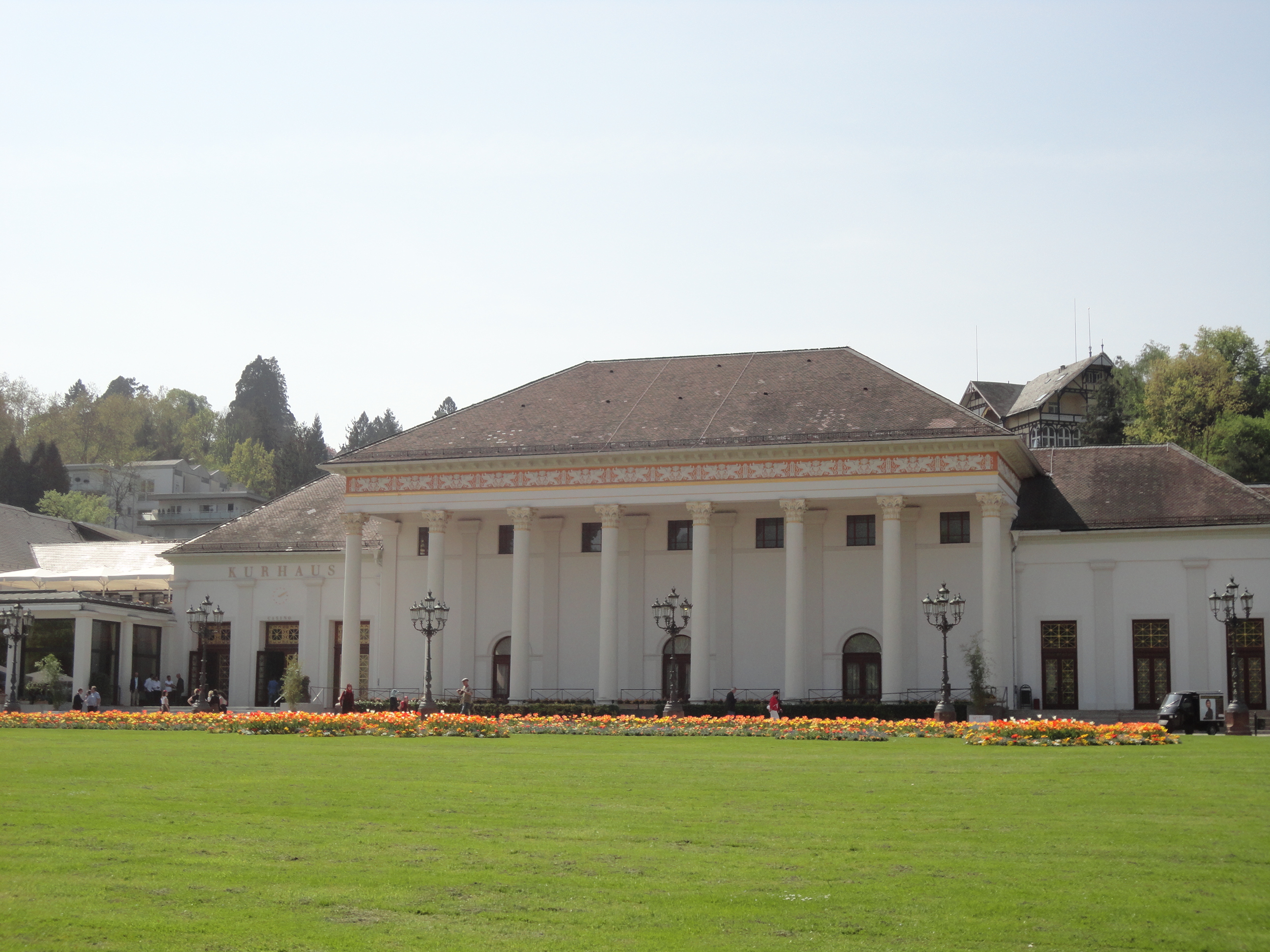 バーデン・バーデンの象徴的な建物「クアハウス」。この中にはカジノばかりでなく、劇場やコンサートホール、レストランなど文化的な施設が揃っている。 バーデン・バーデンの象徴的な建物「クアハウス」。この中にはカジノばかりでなく、劇場やコンサートホール、レストランなど文化的な施設が揃っている。