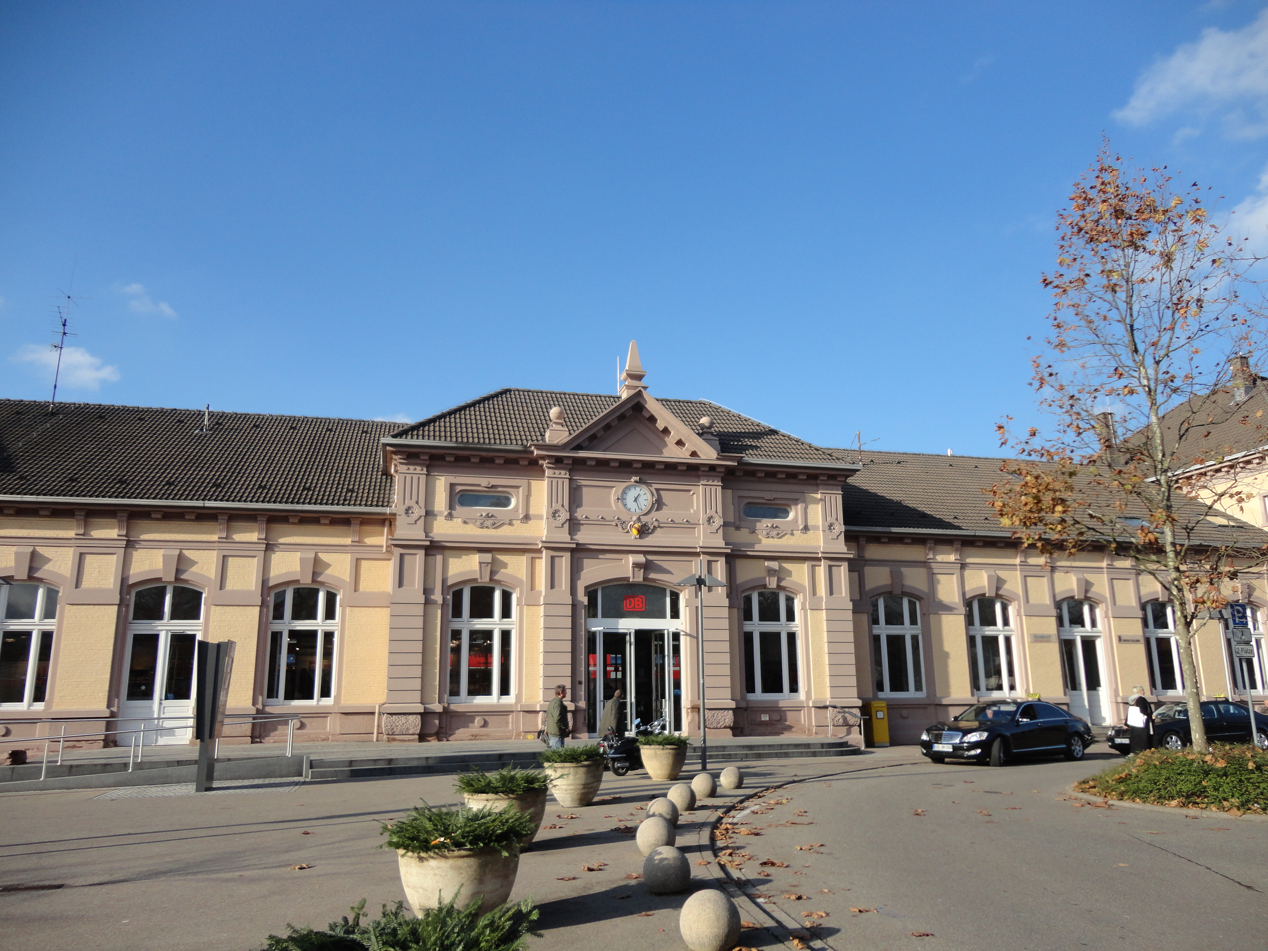 バーデン・バーデン駅の駅舎。最近改装されたが、意外と地味な造り。タクシーは並んでいるが、利用する乗降客はほとんどいない。 バーデン・バーデン駅の駅舎。最近改装されたが、意外と地味な造り。タクシーは並んでいるが、利用する乗降客はほとんどいない。