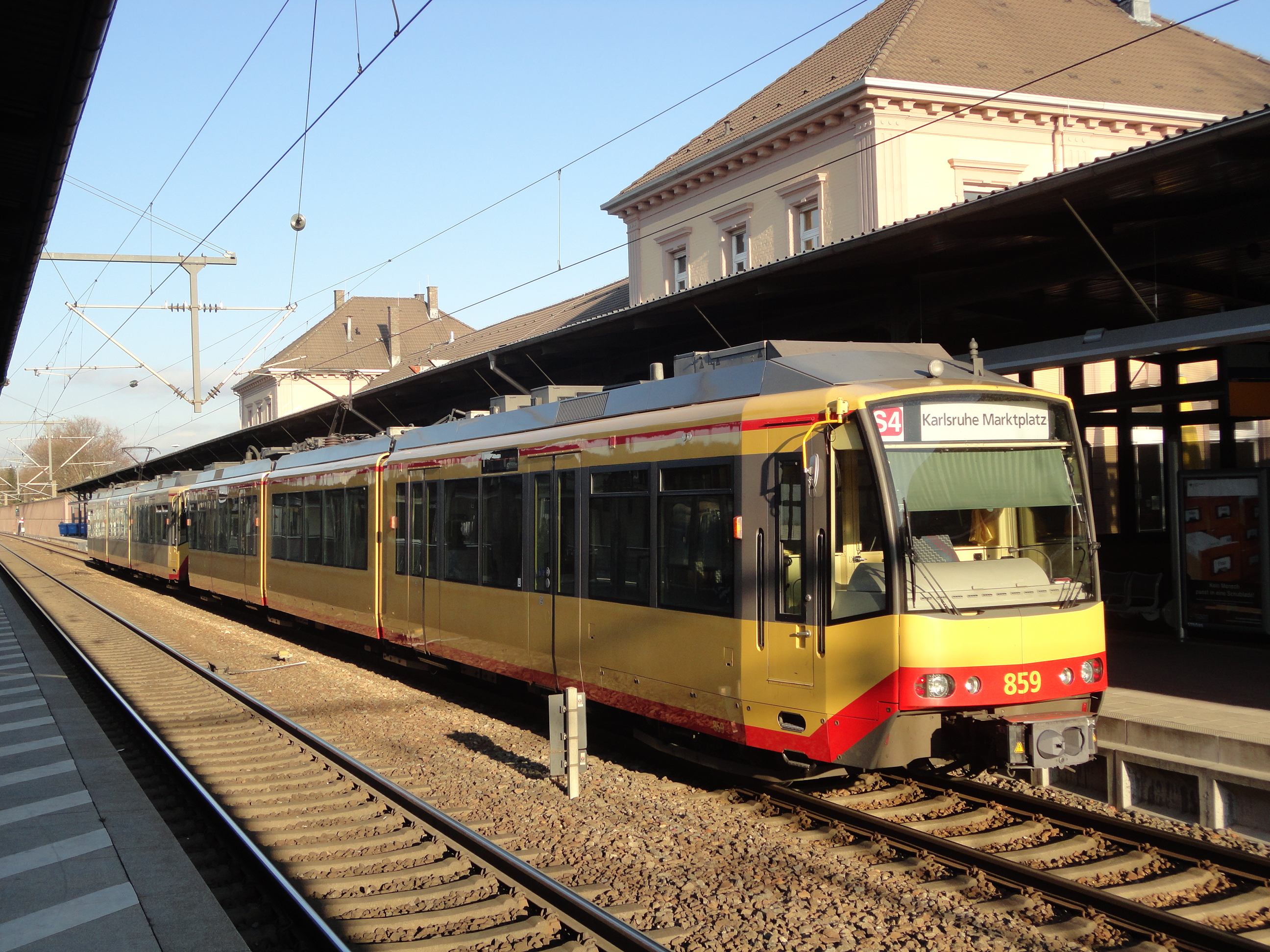 ICE(新特急)が時速200km以上で走る同じ線路をトラム(路面電車)も利用して走っている。ICEの窓から反対側の線路を走っているトラムを初めて見た時は飛び上るほどびっくりした。 ICE(新特急)が時速200km以上で走る同じ線路をトラム(路面電車)も利用して走っている。ICEの窓から反対側の線路を走っているトラムを初めて見た時は飛び上るほどびっくりした。