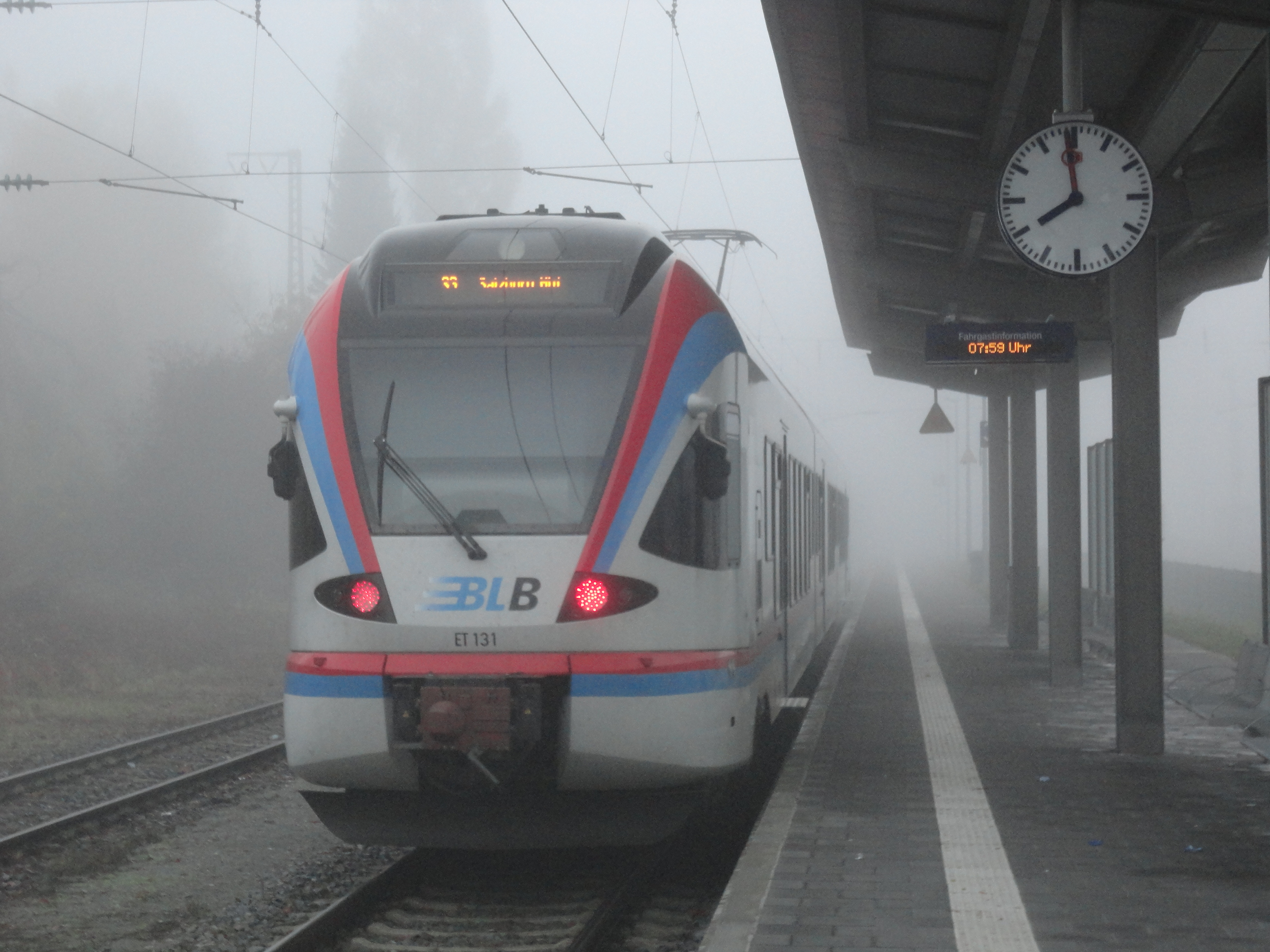 朝もやの中に停車しているバート・ライヘンハル発ザルツブルグ行きのBLBの車両 朝もやの中に停車しているバート・ライヘンハル発ザルツブルグ行きのBLBの車両