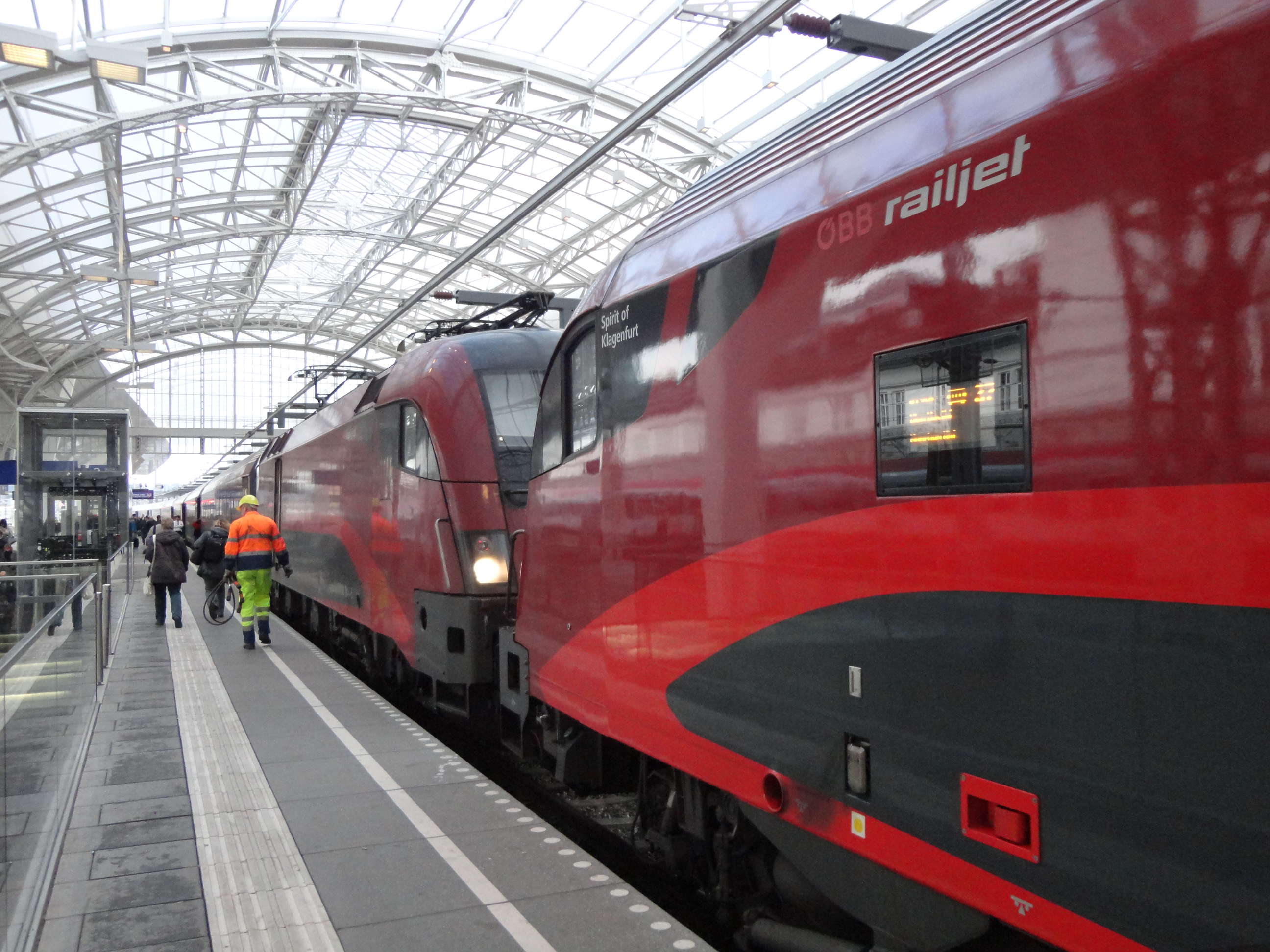 ザルツブルグ駅に到着したウィーンからのRJ(レイルジェット)特急。ここで切り離して、前の編成はミュンヘン、後の編成はインスブリュックに向かう。 ザルツブルグ駅に到着したウィーンからのRJ(レイルジェット)特急。ここで切り離して、前の編成はミュンヘン、後の編成はインスブリュックに向かう。