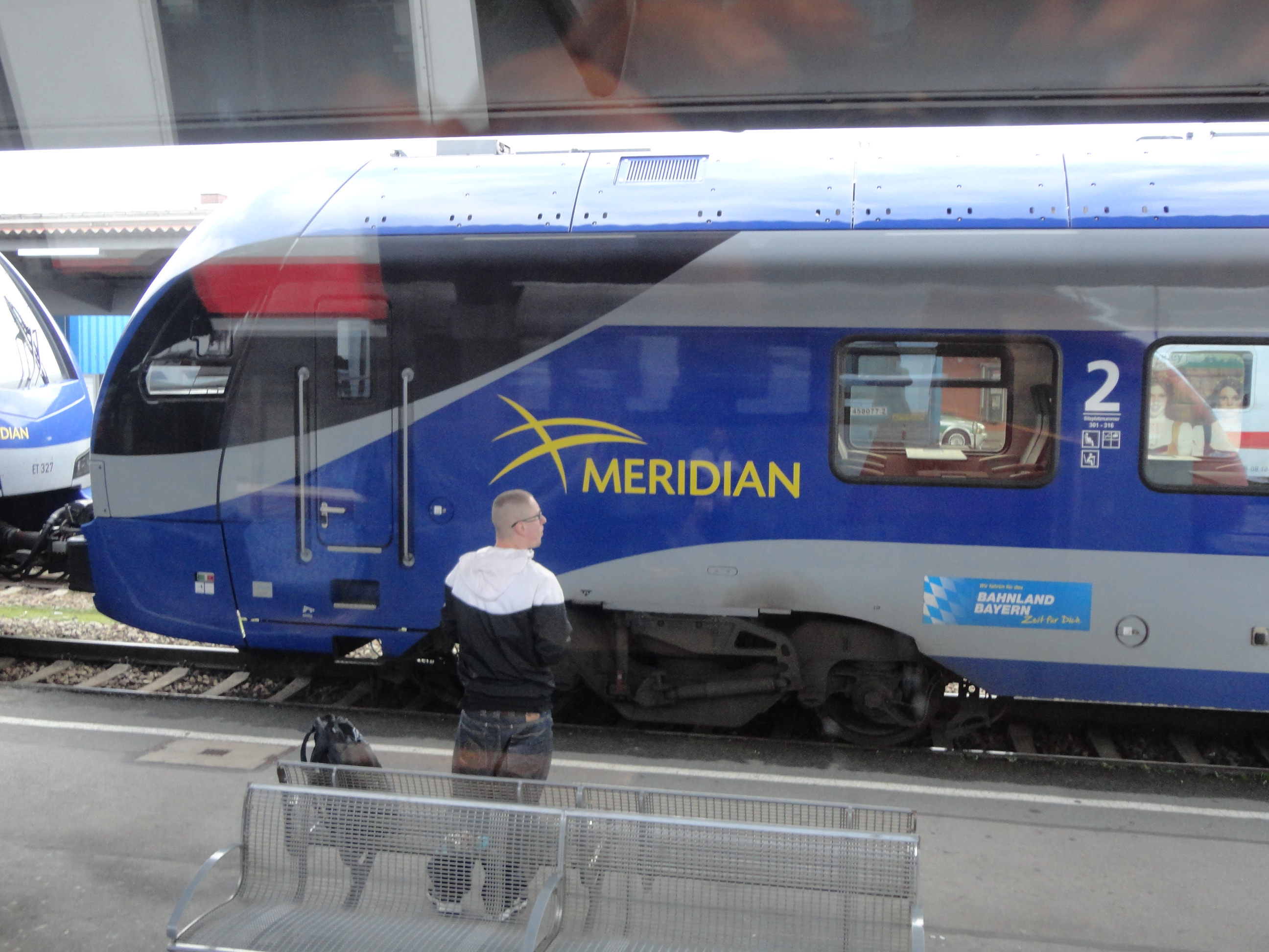 ミュンヘンからザルツブルグへの路線を結ぶメリディアンの新型電車。今年の春まではDB(ドイツ鉄道)の列車が走っていた。 ミュンヘンからザルツブルグへの路線を結ぶメリディアンの新型電車。今年の春まではDB(ドイツ鉄道)の列車が走っていた。