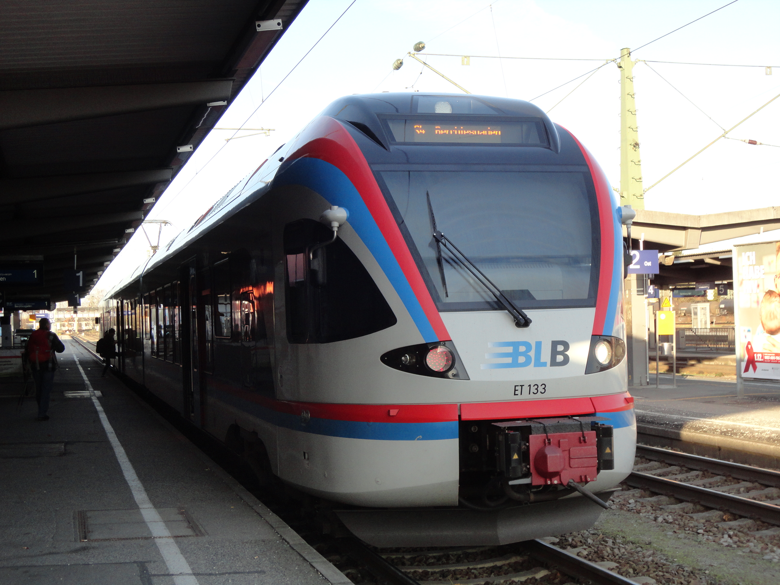 乗換え駅フライラッシングの反対側のホームにはバート・ライヘンハル方面行のBLB(ベルヒテスガルテン・ランド・バーン)が待っていて、すぐに発車した。 乗換え駅フライラッシングの反対側のホームにはバート・ライヘンハル方面行のBLB(ベルヒテスガルテン・ランド・バーン)が待っていて、すぐに発車した。