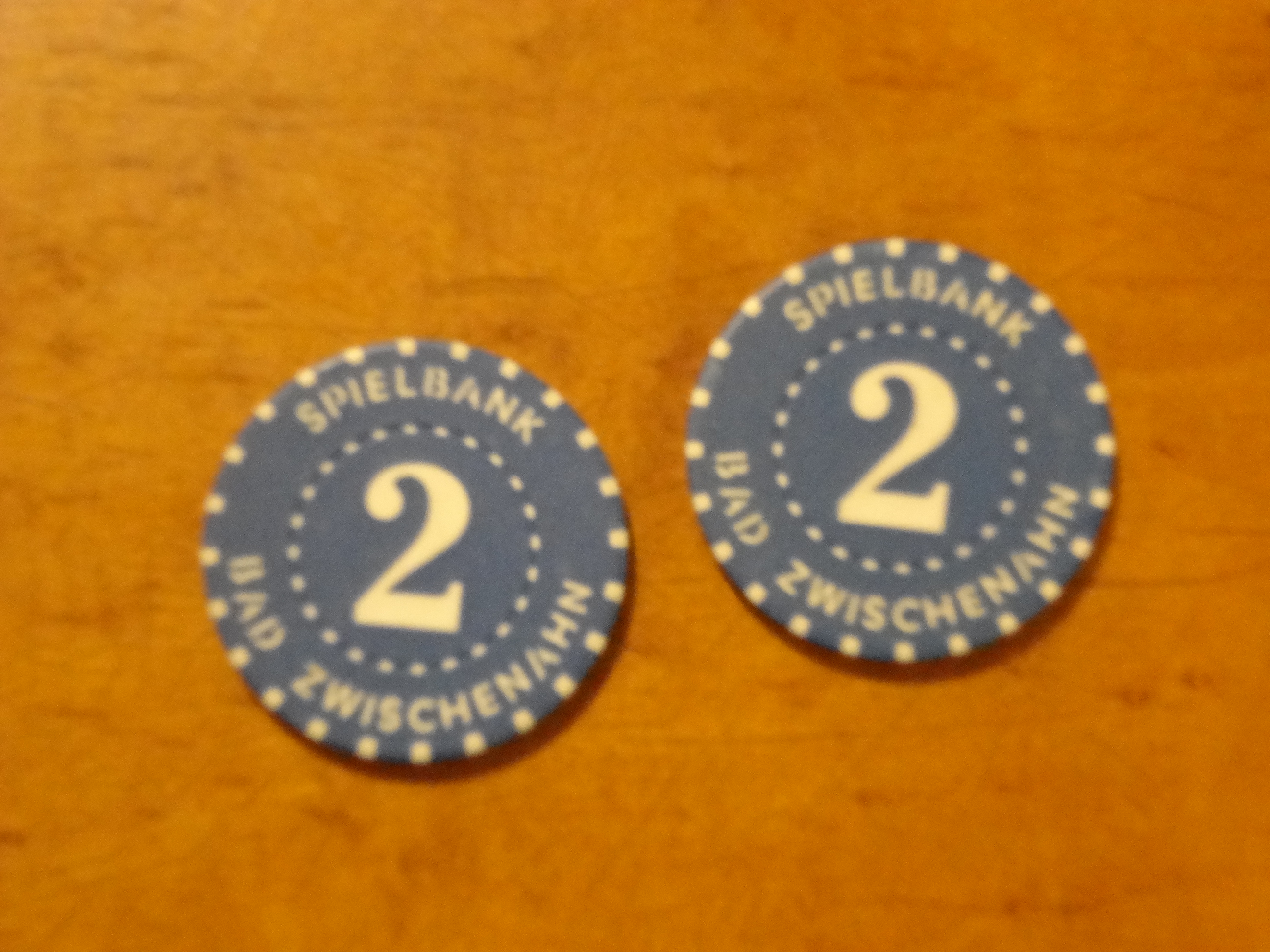 ポケットに残っていた2枚のカラーチップ。2の数字は2ユーロの意味ではなく、2番台の専属チップの意味。ノーマルチップより2まわり程大きい ポケットに残っていた2枚のカラーチップ。2の数字は2ユーロの意味ではなく、2番台の専属チップの意味。ノーマルチップより2まわり程大きい