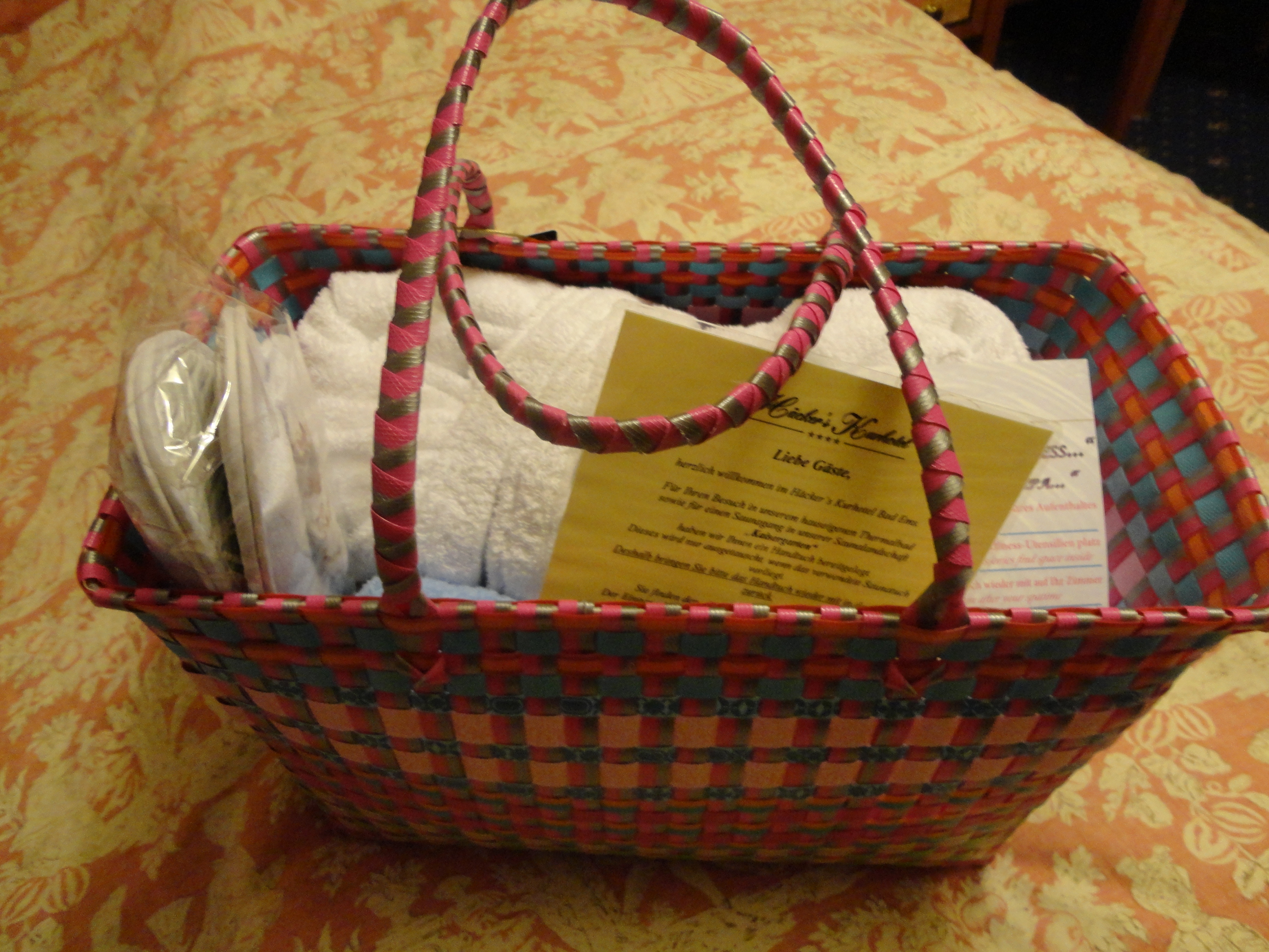 籠の中身は「スパ・セット」で、リゾートを満喫するための用具一式 籠の中身は「スパ・セット」で、リゾートを満喫するための用具一式