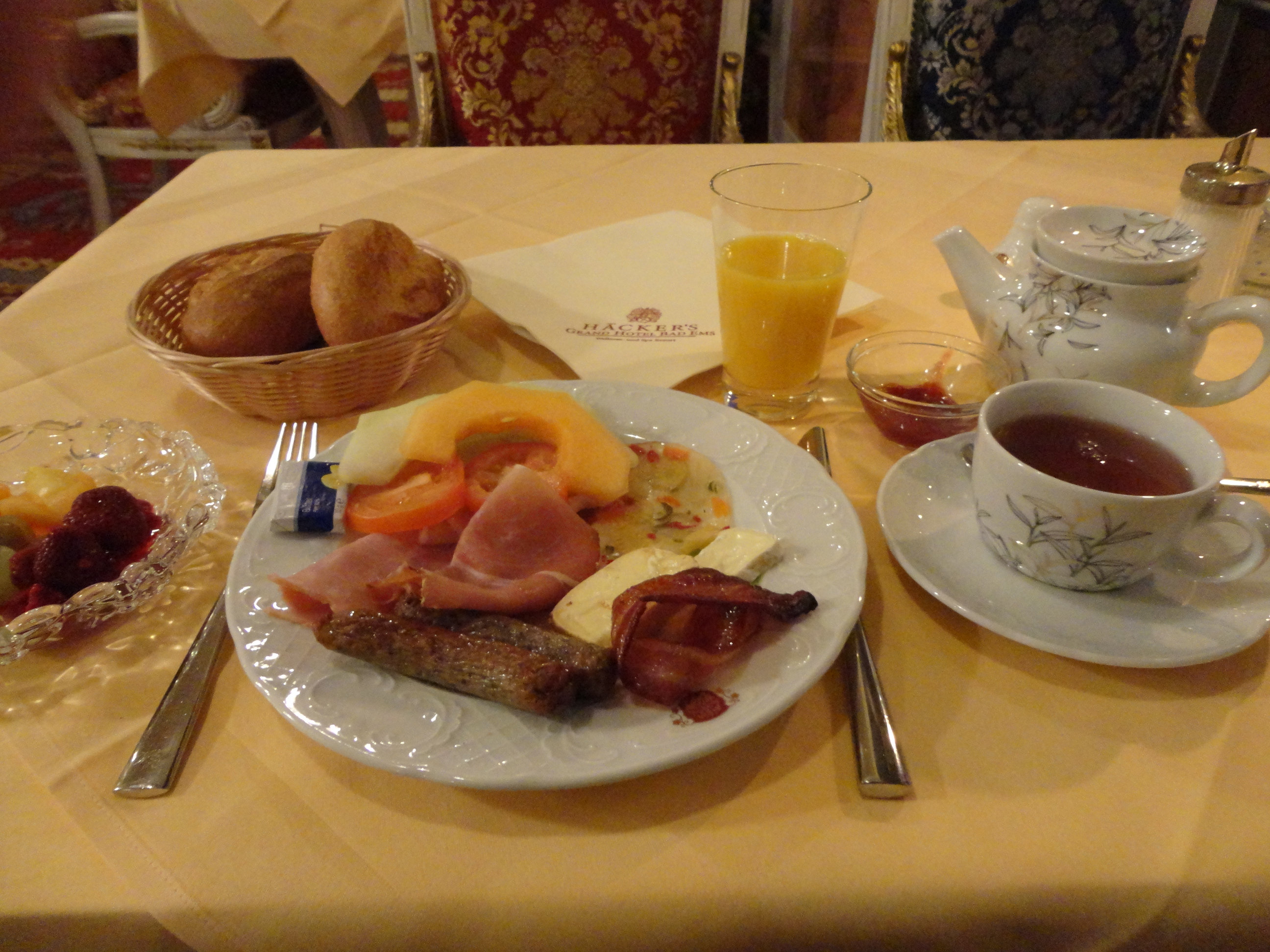 結局、このレストランでは翌朝の朝食を食べた。ルーム・サービスは多いようだったが、朝食を食べていたのは、筆者のほか、2組の熟年のカップルだけ 結局、このレストランでは翌朝の朝食を食べた。ルーム・サービスは多いようだったが、朝食を食べていたのは、筆者のほか、2組の熟年のカップルだけ